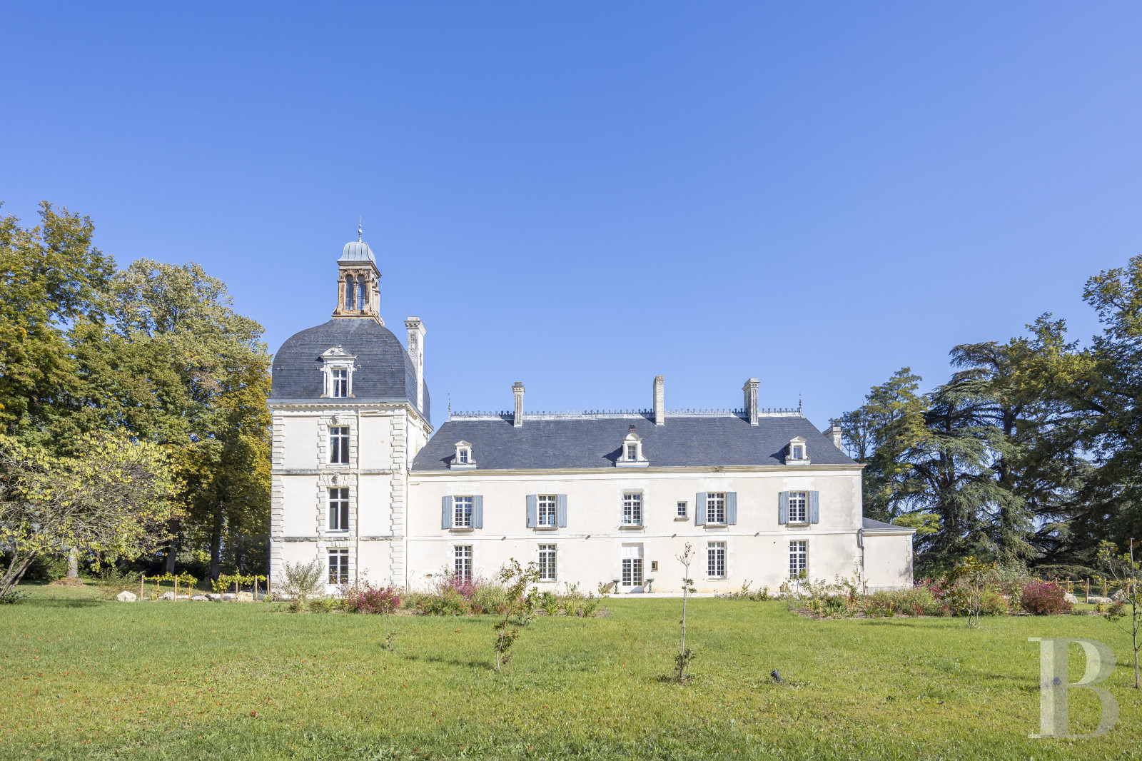 A 17th and 19th century Touraine château in the south of the Indre-et-Loire department, halfway between Tours and Poitiers - photo  n°1